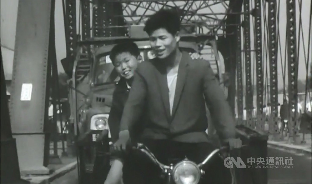 音樂人林強和作曲家陳家輝就西元1964年間,由導演白景瑞所拍攝的紀錄片「台北之晨」,結合沉浸式聲音技術,採集當代台北聲景錄音,在聲景、音樂與聲響的疊合之中,帶領民眾重新感受1960年代的台北。(空總台灣當代文化實驗場提供)中央社記者鄭景雯傳真 108年11月22日
