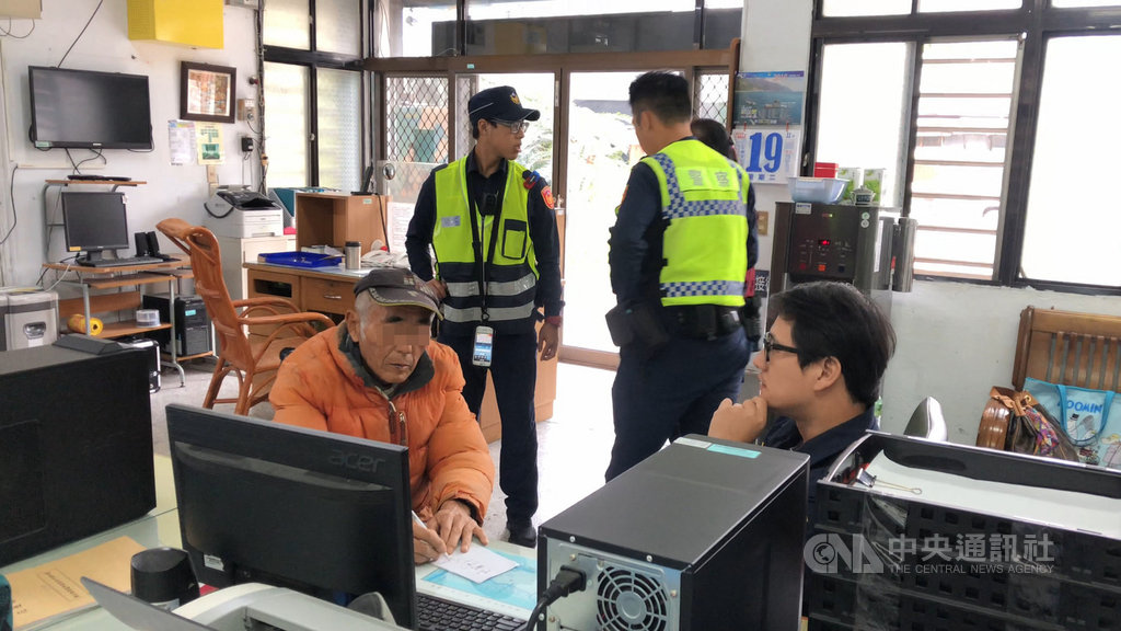 82歲堀姓日籍老翁(前左)逾期居留台灣36年,籌不到回日本費用,與家人多年未聯繫,花蓮玉里警分局警員將協助老翁返鄉。(玉里警分局提供)中央社記者張祈傳真 108年11月22日