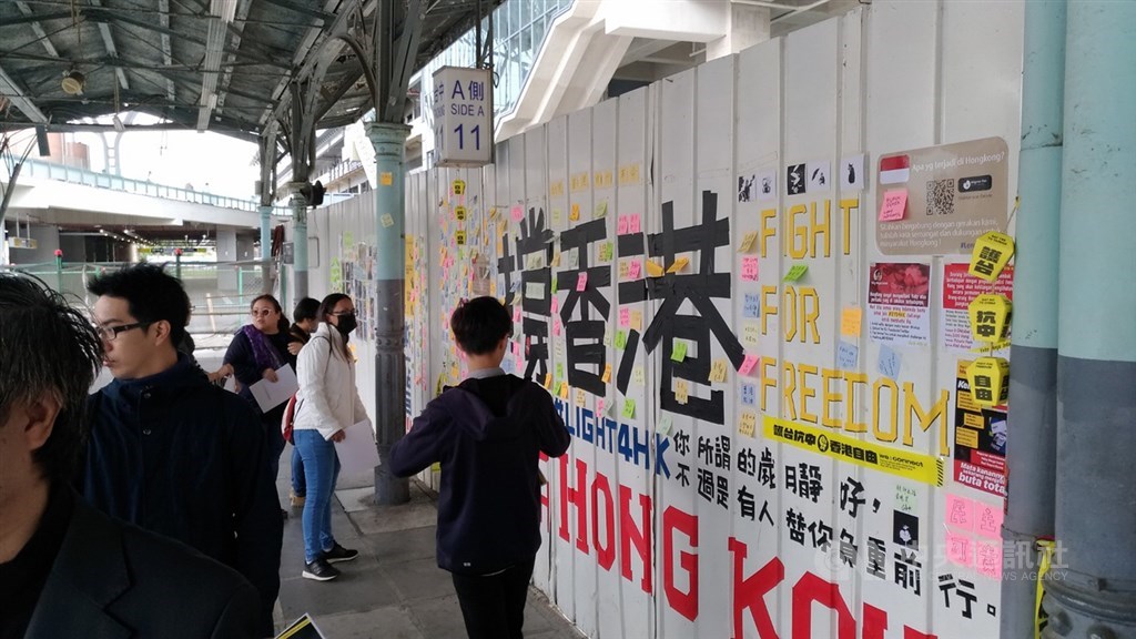 中部多個公民團體11月19日齊聚在台中火車站連儂牆前,並將聲援香港的紙張,各自張貼在連儂牆上,譴責香港警察傷害兒童基本權利。(中央社檔案照片)