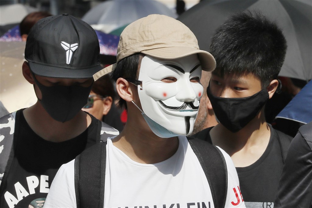 香港高等法院18日裁決禁蒙面法的立法方式違憲。圖為10月5日禁蒙面法實施首日,反送中示威者依舊戴面具、口罩遊行。(共同社提供)