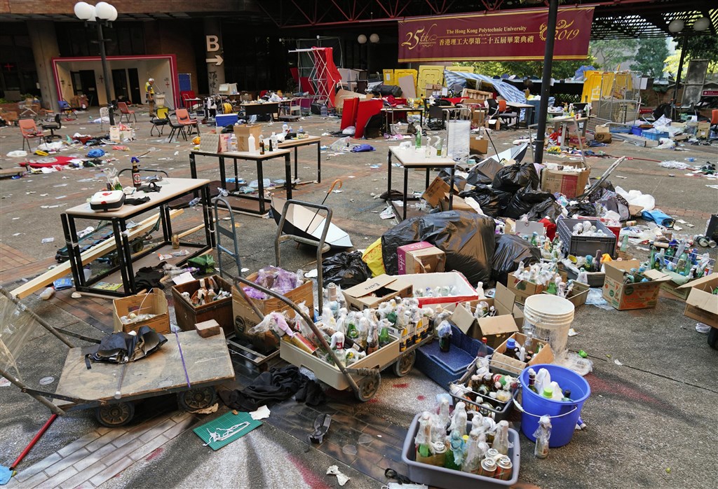據港媒報導,22日凌晨再有6人走出理工大學向警方自首。目前留守校園內的人數並不明確,但可以肯定的是,校園衛生環境十分惡劣。(共同社提供)