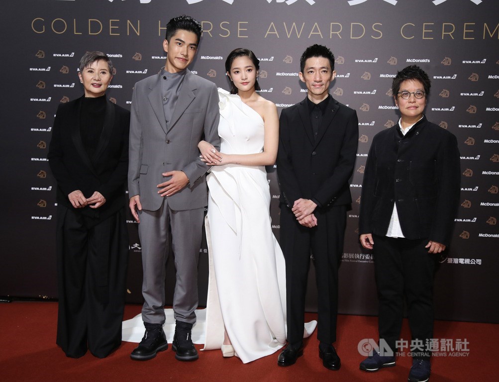 電影「返校」劇組登紅毯,演員王淨(中)一身白色斜肩禮服吸睛。中央社記者張新偉攝 108年11月23日