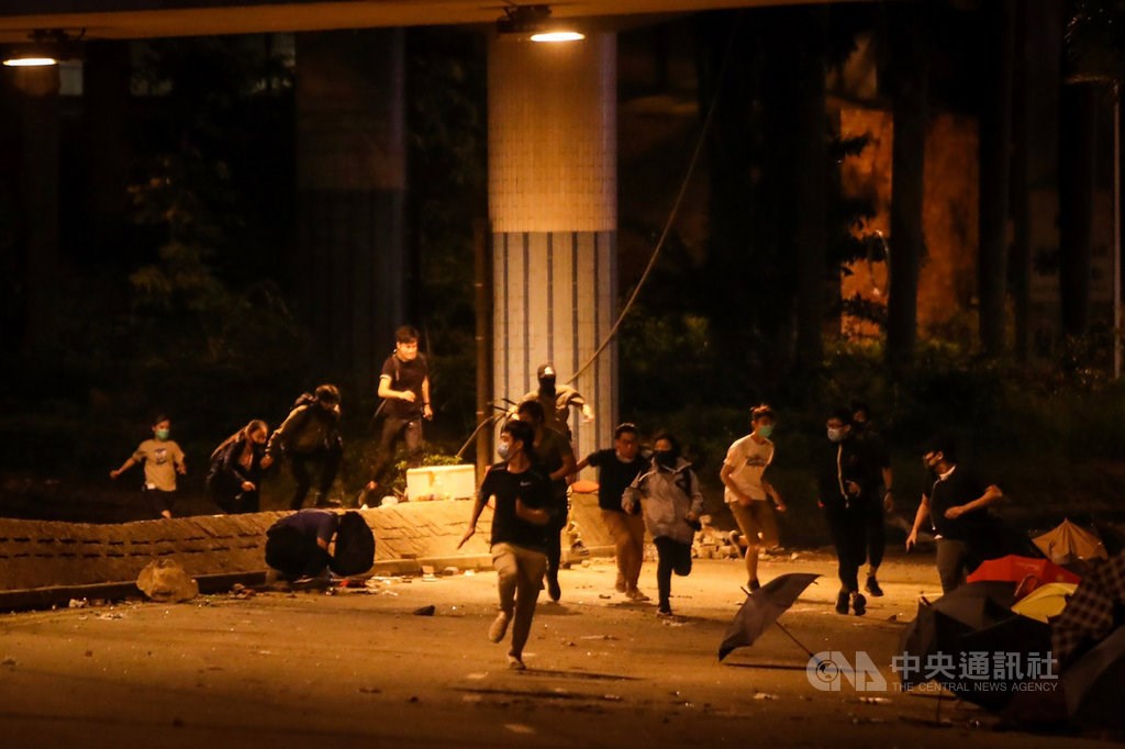 香港反送中運動延燒至校園,香港理工大學成警民對峙戰場,警方更在學校周邊設下封鎖線守株待兔,19日深夜有示威者欲闖越封鎖線離開,但很快被發現。中央社記者吳家昇攝 108年11月19日