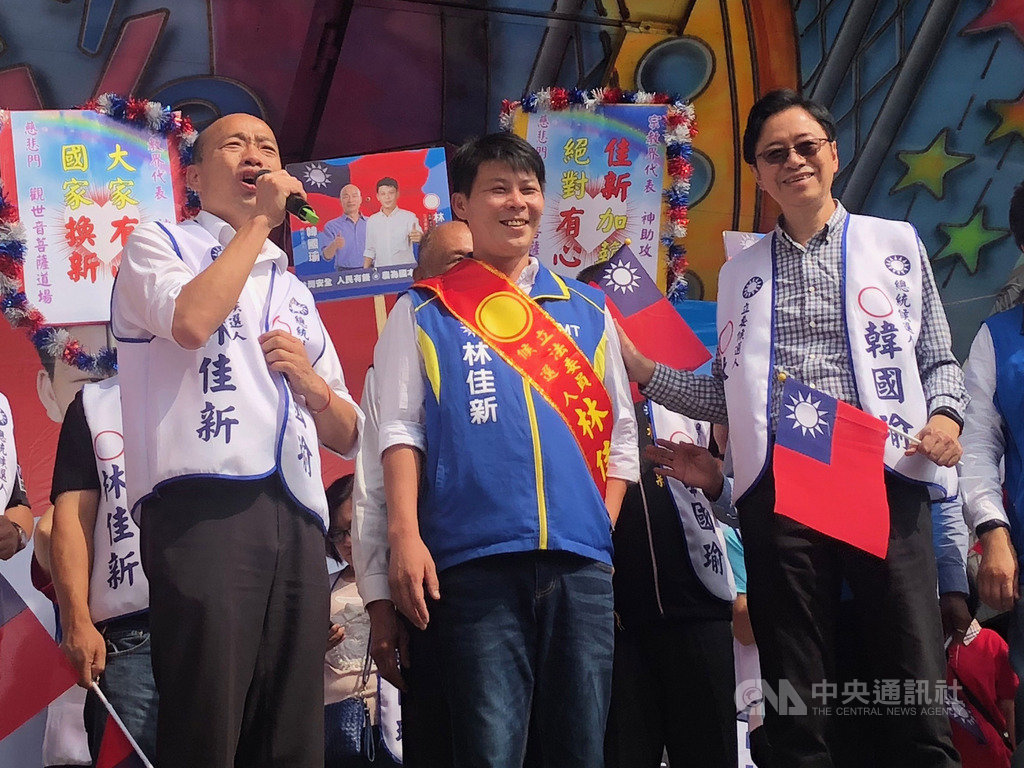 國民黨總統參選人韓國瑜(左)與副總統參選人張善政(右)23日走訪台中,為立委參選人林佳新(中)站台。中央社記者余祥攝 108年11月23日