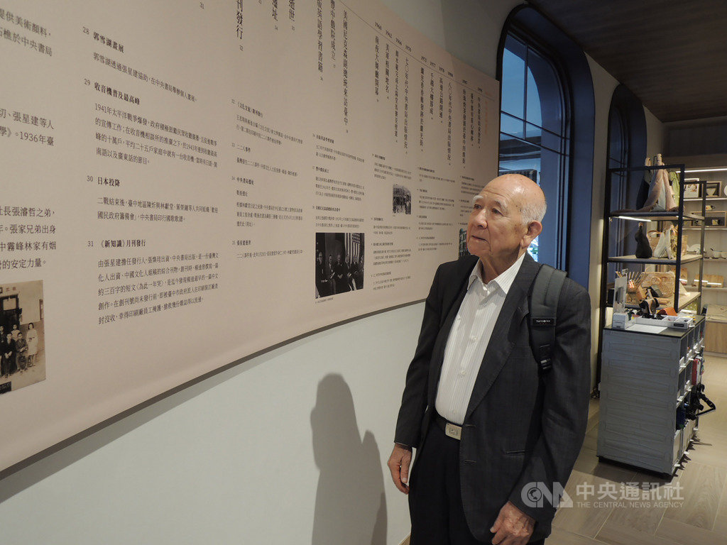 中央書局23日舉辦「重返-打開記憶中的盒子」開展茶會,高齡88歲的陳玉海也重回記憶中的書局,緬懷當年的美好浪漫。中央社記者郝雪卿攝 108年11月23日