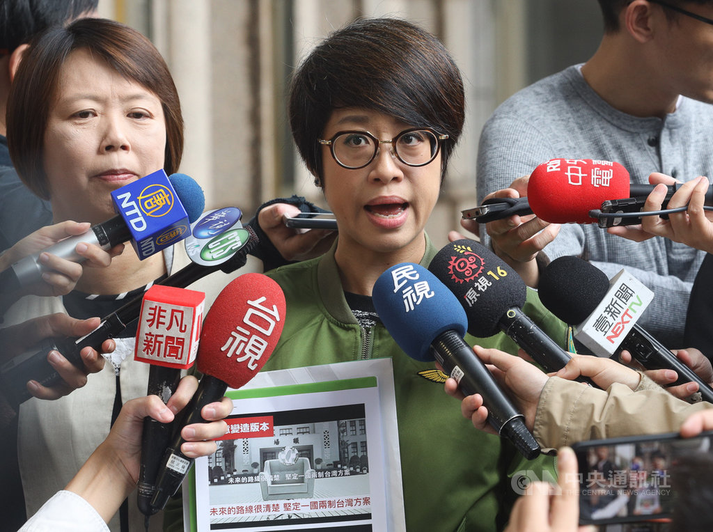 民進黨推出國會保台灣進步席次系列競選影片遭惡意變造,民進黨發言人李晏榕(中)23日前往刑事警察局報案,指出從配音、字幕等內容,合理懷疑是中國網軍所為,嚴正譴責。中央社記者謝佳璋攝 108年11月23日