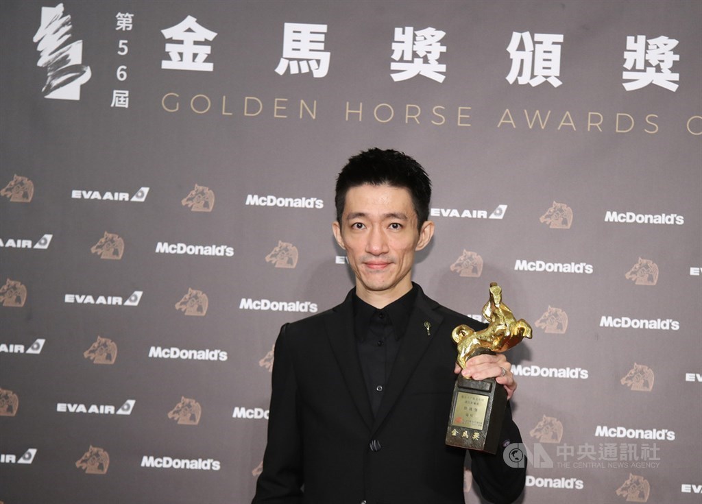 第56屆金馬獎23日晚間在台北國父紀念館舉行頒獎典禮,最佳新導演由電影「返校」導演徐漢強奪得。中央社記者張新偉攝 108年11月23日