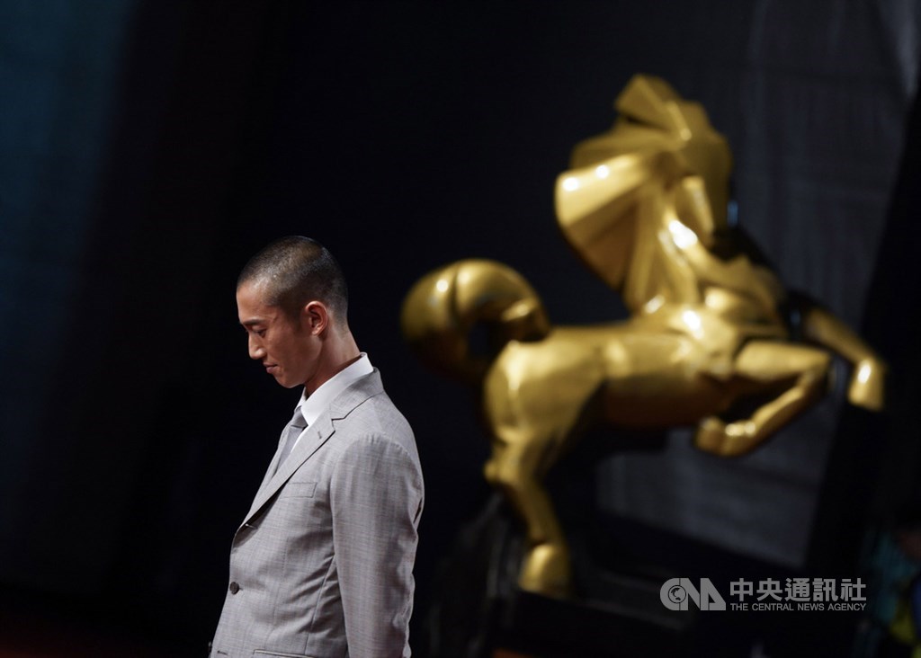 第56屆金馬獎頒獎典禮23日晚間在台北國父紀念館舉行,藝人吳慷仁低頭凝神,等待走上星光紅毯。中央社記者徐肇昌攝 108年11月23日