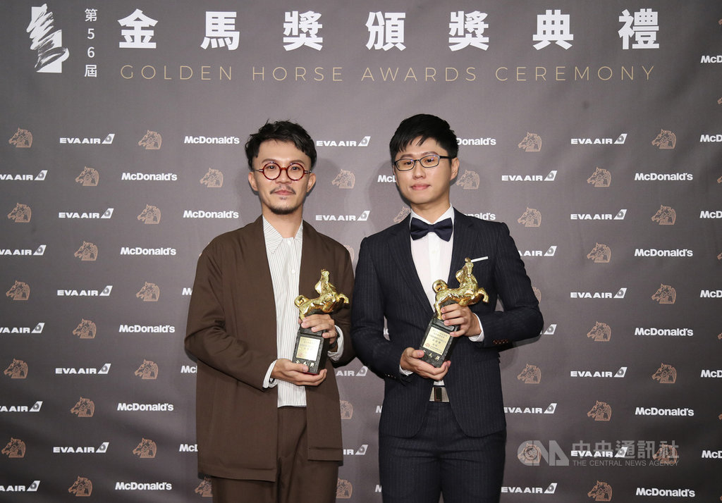 第56屆金馬獎23日晚間在台北舉行頒獎典禮,最佳視覺效果獎由電影「返校」的再現影像製作有限公司、郭憲聰(左)獲得。中央社記者張新偉攝 108年11月23日