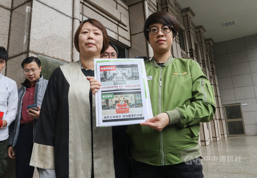 民進黨推出國會保台灣進步席次系列競選影片遭惡意變造,民進黨發言人李晏榕(右)23日上午由律師陪同到內政部警政署刑事警察局報案。中央社記者謝佳璋攝 108年11月23日