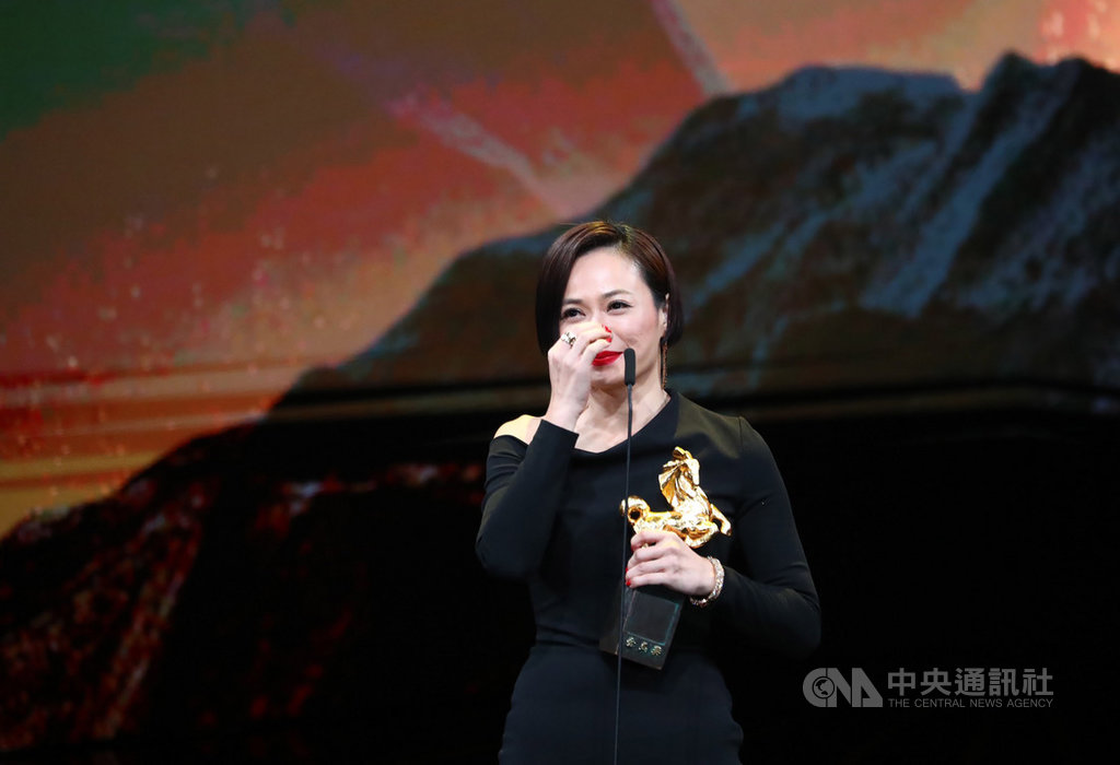 第56屆金馬獎23日晚間在台北國父紀念館盛大舉行頒獎典禮,最佳女主角獎由演員楊雁雁(圖)以電影「熱帶雨」奪得,致詞深深感謝劇組團隊成員,「熱帶雨中的每一滴雨,都是你們的汗跟心血做出來的。」中央社記者王騰毅攝 108年11月23日