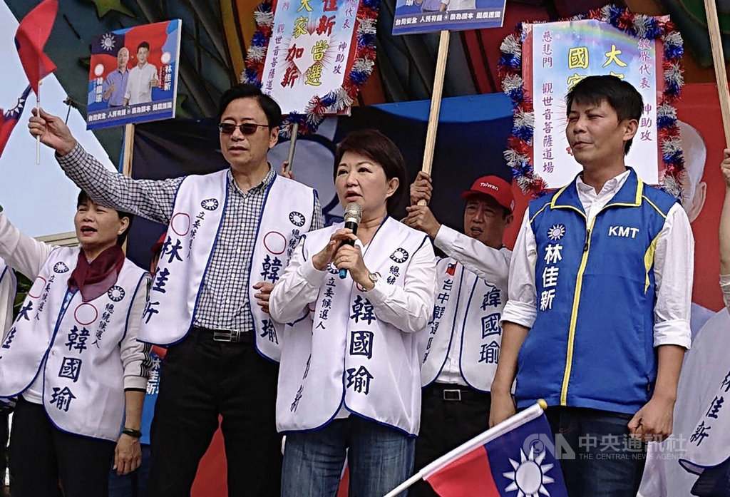 國民黨總統參選人韓國瑜23日走訪台中,但皆與台中市長盧秀燕(中)錯身而過,盧僅與副總統參選人張善政(左)合體。中央社記者余祥攝 108年11月23日