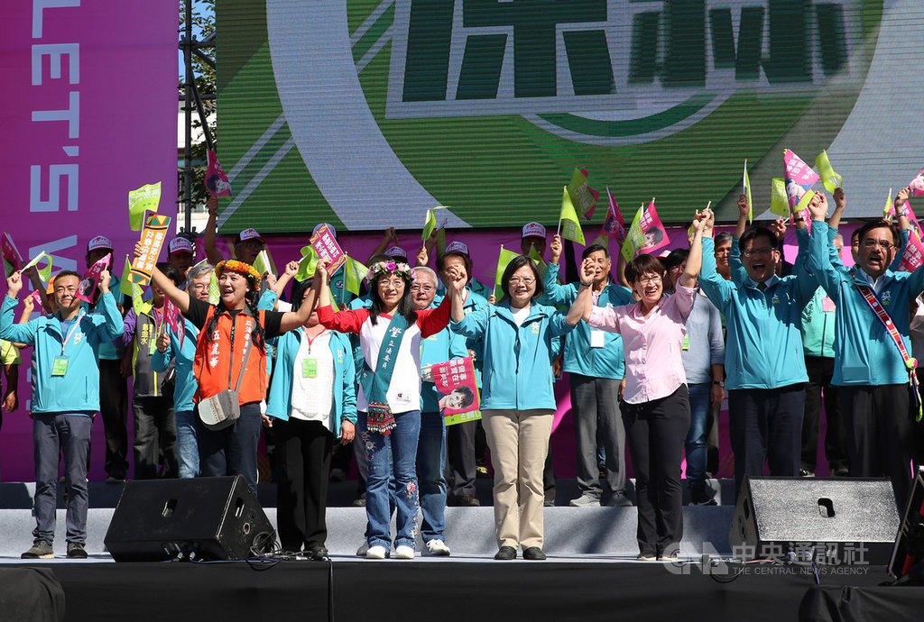 民進黨總統、立委花蓮聯合競選總部23日正式成立,總統蔡英文(前右4)、交通部長林佳龍(前右2)等人現身站台,現場「凍蒜」聲不絕於耳,場面熱絡。中央社記者張祈花蓮攝 108年11月23日