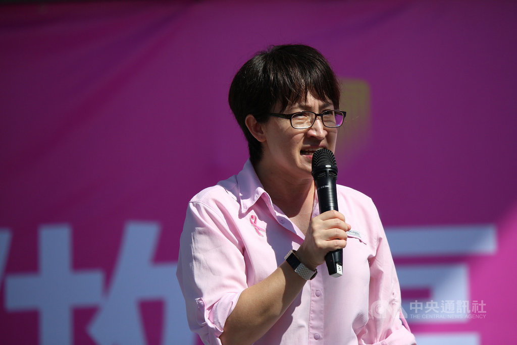 現任民進黨籍花蓮縣立委蕭美琴力拚連任,23日民進黨總統、立委花蓮聯合競選總部成立,蕭美琴登台細數過去推動政績,籲請鄉親繼續支持。中央社記者張祈花蓮攝 108年11月23日