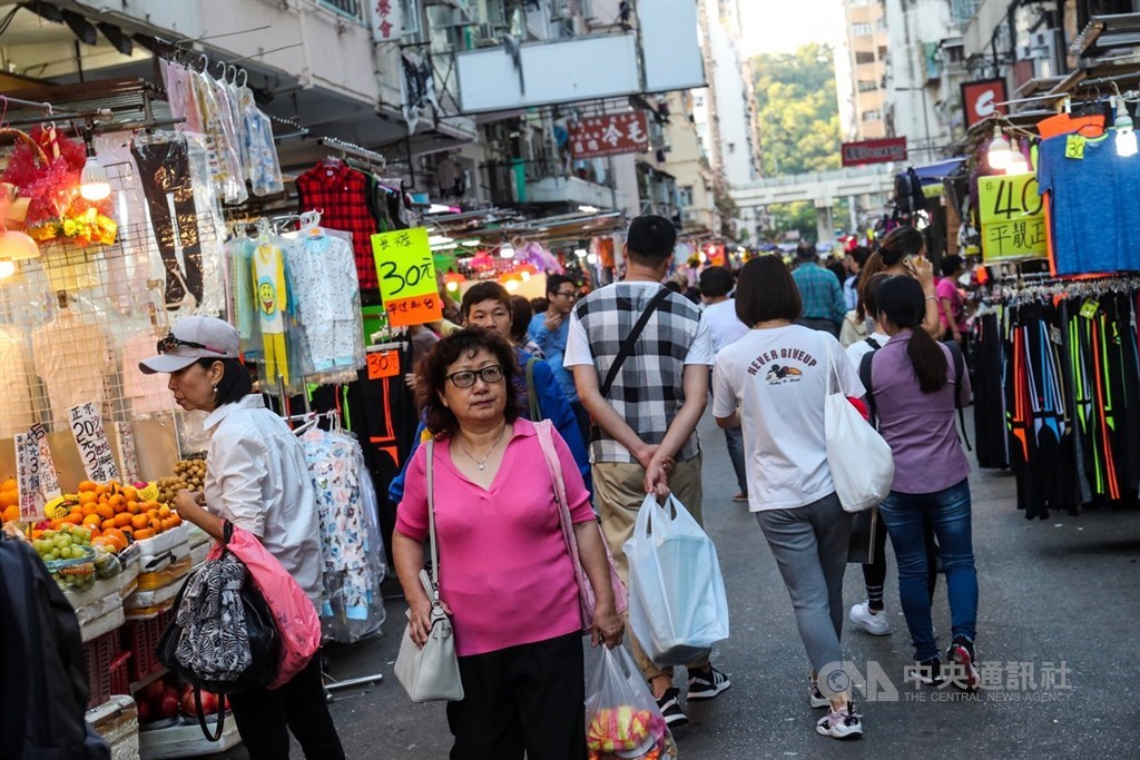 近來香港反送中運動多次爆發激烈警民衝突,油尖旺區域成主要衝突區域,儘管如此,一般市民仍照常居中生活;22日傍晚時分,不少民眾在旺角街頭採買。中央社記者吳家昇攝 108年11月22日