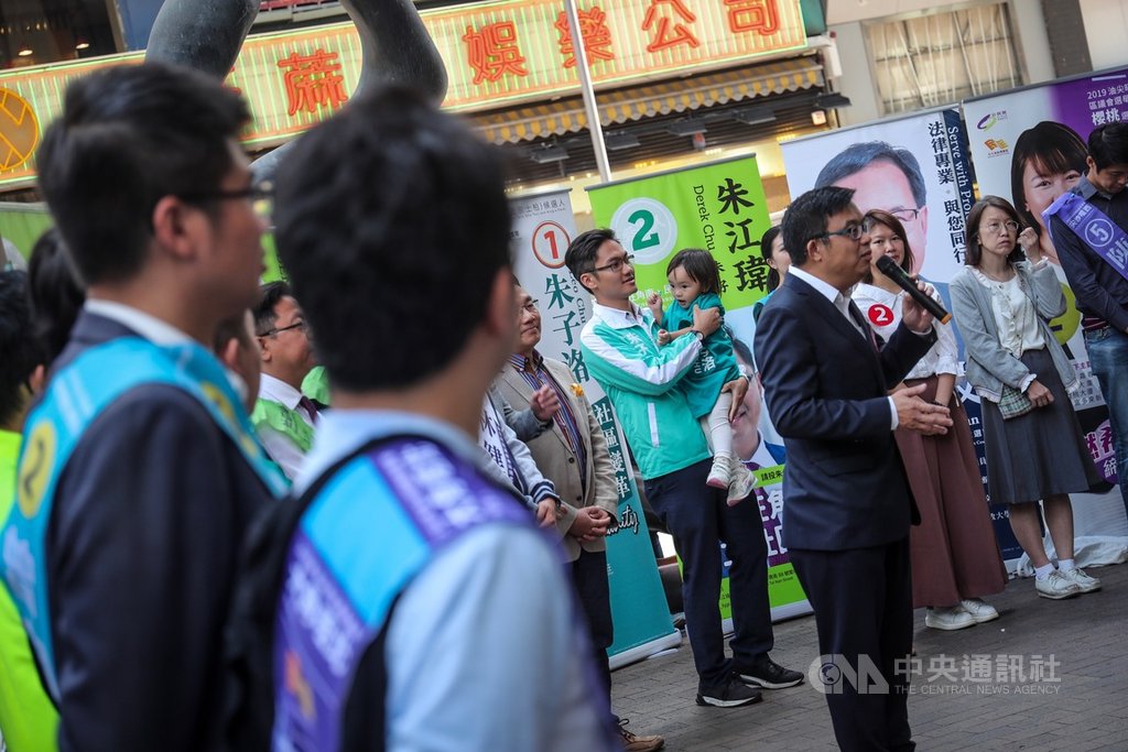 4年一屆的香港區議會選舉24日即將登場,23日油尖旺區多名區議員候選人在街頭舉辦聯合催票記者會,輪番上陣闡述政見理念。中央社記者吳家昇攝 108年11月23日