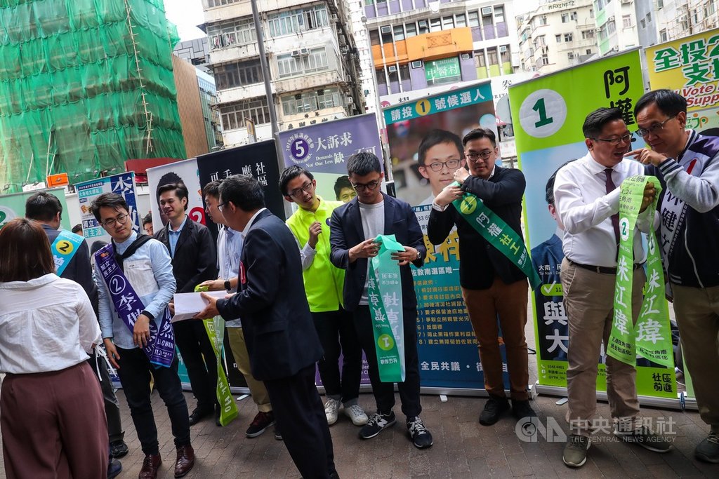 香港區議會一般選舉24日將進行投票,油尖旺區多名區議員候選人23日走上街頭舉辦聯合記者會,各自表達立場,爭取選民支持。中央社記者吳家昇攝 108年11月23日
