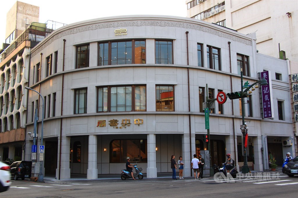 位於台中市中區台灣大道與市府路口的中央書局配合台灣中城再生文化協會舉辦活動,1日起展開試營運。中央社記者蘇木春攝 108年10月26日