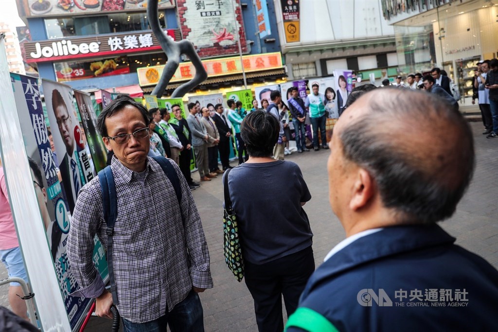 香港區議會選舉24日舉行,23日香港油尖旺區多名區議員候選人舉辦聯合催票記者會,民眾在街頭觀看造勢活動。中央社記者吳家昇攝 108年11月23日