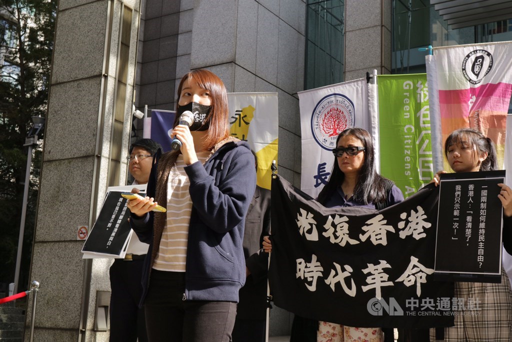 就讀香港中文大學的鄭姓同學(前)表示,如今香港沒有辦法運用選票對極權說不,希望台灣人能夠珍惜手上的選票,以選票保衛台灣得來不易的民主自由。中央社記者繆宗翰攝 108年11月15日