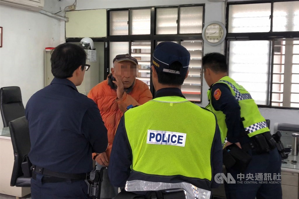 花蓮縣一名82歲日籍老翁(橘衣)逾期居留台灣,赴花蓮玉里警分局投案,警方受理後,經調閱外事系統資料,發現老翁是民國72年以觀光簽證入境,在台灣逾期居留長達36年。(玉里警分局提供)中央社記者張祈花蓮傳真 108年11月22日
