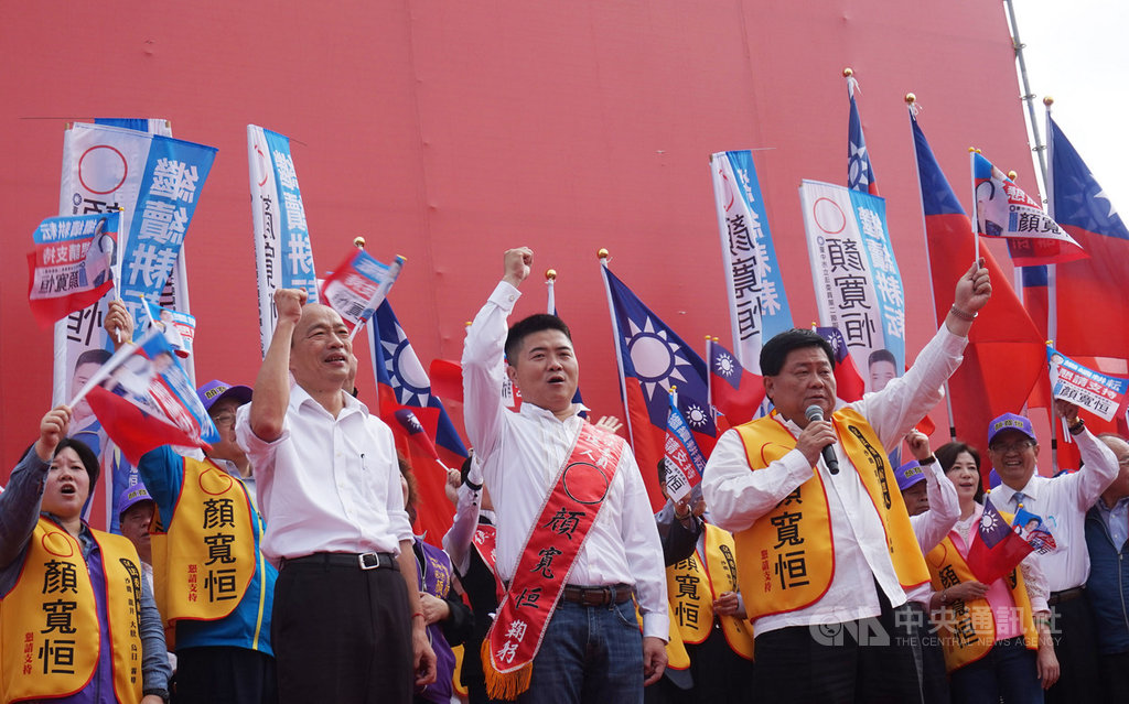 尋求連任的國民黨立委顏寬恒(前中)競選總部23日成立,國民黨總統參選人、高雄市長韓國瑜(前左)出席力挺。中央社記者趙麗妍攝 108年11月23日