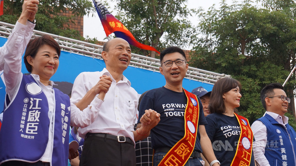 國民黨總統參選人韓國瑜(左2)23日到台中,出席尋求連任的黨籍立委江啟臣(左3)競選總部成立大會,與台中市長盧秀燕(左)同台合體造勢。中央社記者趙麗妍攝 108年11月23日