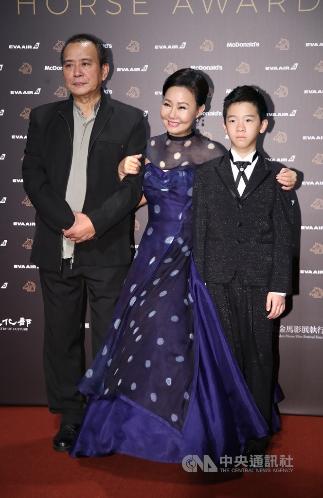 電影「那個我最親愛的陌生人」導演張作驥(左)與演員呂雪鳳(中)、李英銓(右)一起走上紅毯。中央社記者張新偉攝 108年11月23日