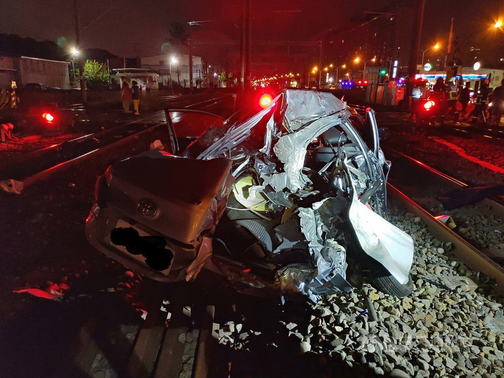 台鐵自強號列車22日晚間行經台中新烏日站與成功站間登寺巷平交道時,撞上一名婦人駕駛的小客車,台鐵24日發布新聞稿表示,案件初判為平交道設備故障,台鐵表示歉意並配合偵辦。(台中市消防局提供)中央社記者蘇木春傳真 108年11月24日