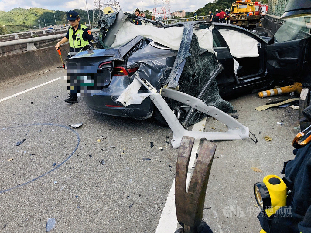 一輛進行試駕中的特斯拉汽車,24日在行經國道1號北向汐止系統往國3南下匝道時發生車禍,造成1死2傷。(翻攝照片) 中央社記者葉臻傳真 108年11月24日