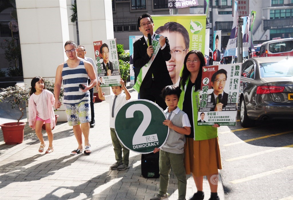 香港24日舉行第6屆區議會選舉。民主派政黨的宣傳以展現民意、聲援「反送中」為重點。圖為民主派政黨候選人在港島半山前拜票。中央社記者沈朋達香港攝 108年11月24日