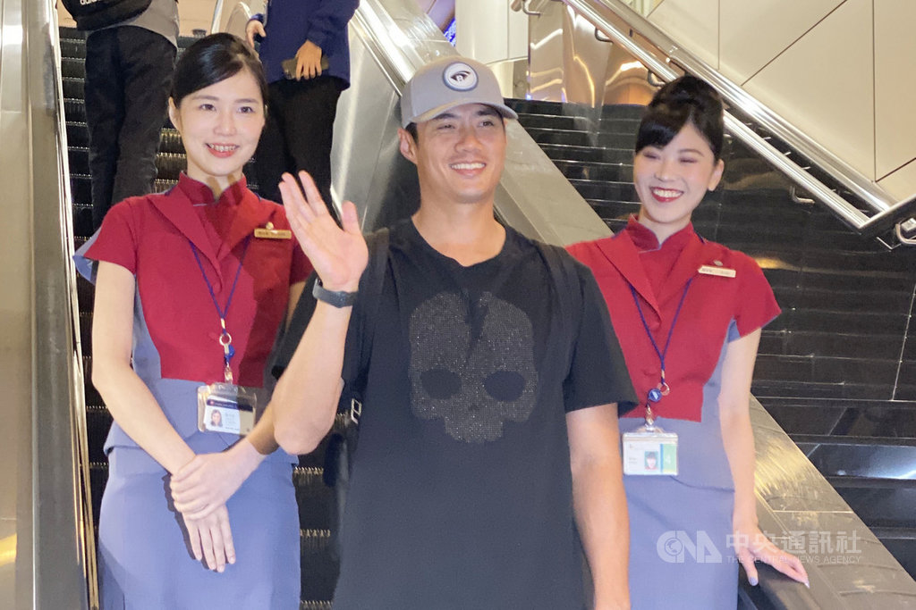 旅美馬林魚隊左投陳偉殷(中)24日清晨搭機返台,並親切揮手向球迷致意。中央社記者邱俊欽桃園機場攝 108年11月24日