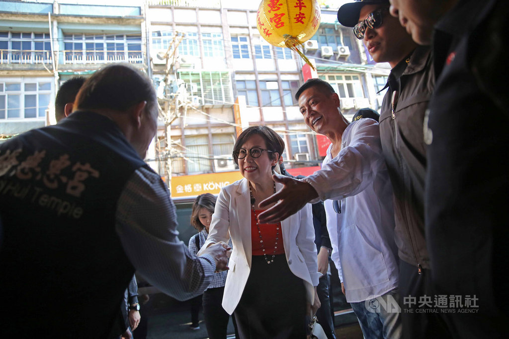 親民黨副總統參選人余湘(中),24日下午赴板橋慈惠宮參拜,下車時與廟方人員握手致意。中央社記者游凱翔攝 108年11月24日