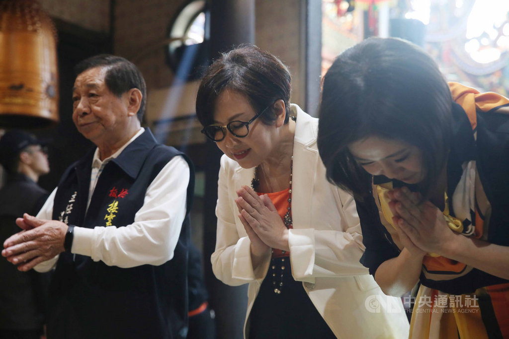親民黨副總統參選人余湘(中),24日下午赴板橋接雲寺參拜。中央社記者游凱翔攝 108年11月24日