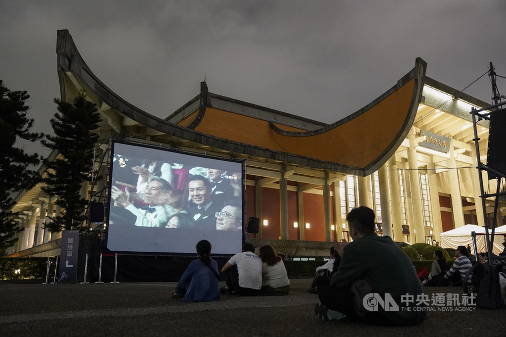 第56屆金馬獎頒獎典禮23日在台北國父紀念館登場,無法進場的民眾在館外席地而坐,觀看大螢幕轉播。中央社記者徐肇昌攝 108年11月23日