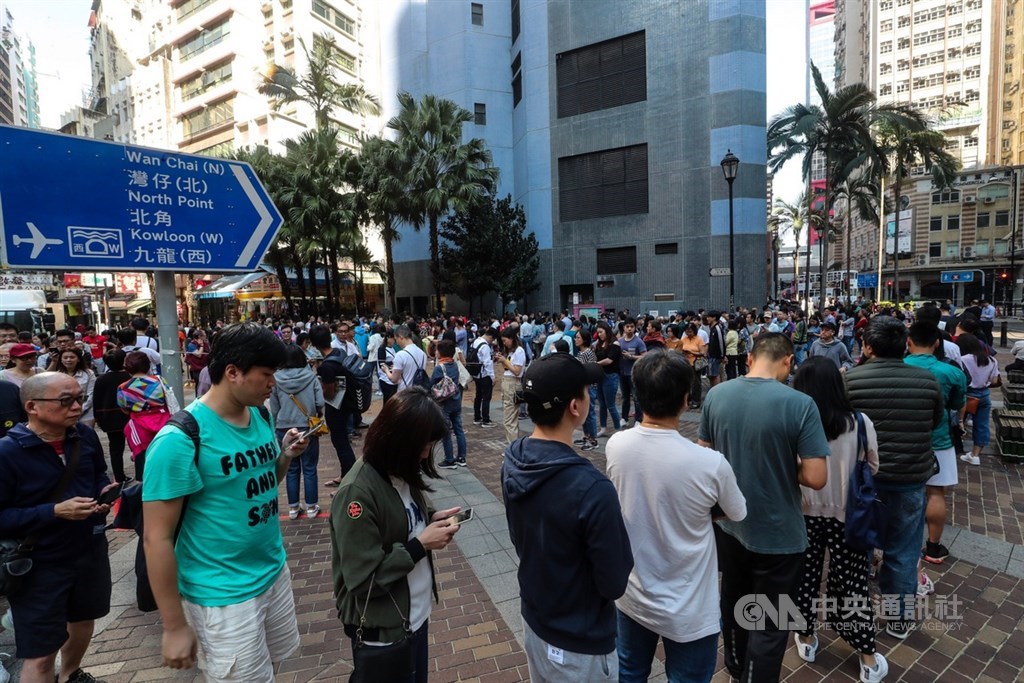 香港近日抗爭情勢逐漸趨緩,24日區議會選舉如期舉行,上午各個投票點湧入大量人潮,上環一處投票站人潮將廣場塞滿。中央社記者吳家昇攝 108年11月24日