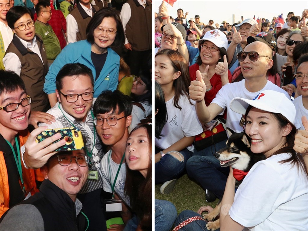 2020選戰進入倒數關鍵時刻,綠營表示,青年是選戰重點,盼爭取年輕族群支持;藍營則表示,將喚醒民眾對蔡政府執政缺失的記憶,並鼓吹韓粉拉票。左圖為總統蔡英文(藍衣者)1日在「與總統談心之夜」與年輕民眾自拍,右圖為國民黨總統參選人韓國瑜(白衣戴墨鏡者)17日出席新北市萌寵音樂嘉年華活動。(中央社檔案照片)