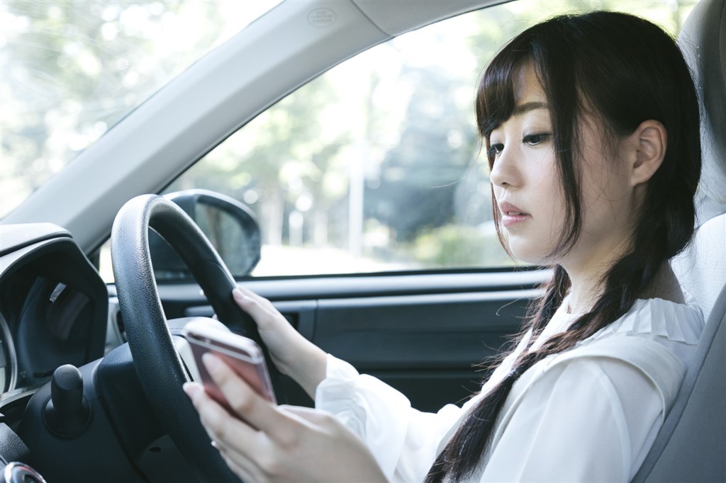 日本修法嚴罰邊開車邊使用智慧型手機,12月1日上路,違規罰鍰將提高到約新台幣5000元,若不慎肇事的刑責或罰金也變重。(圖取自PAKUTASO圖庫)