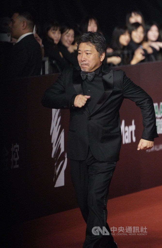 擔任頒獎嘉賓的日本導演是枝裕和(前)在星光紅毯上小跑步進場。中央社記者徐肇昌攝 108年11月23日