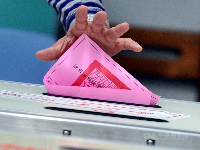 台灣投票率逐年下降,以總統大選為例,從2000年的82.69%一路從80.28%、76.33%、74.38%,降到2016年的66.27%。(中央社檔案照片)