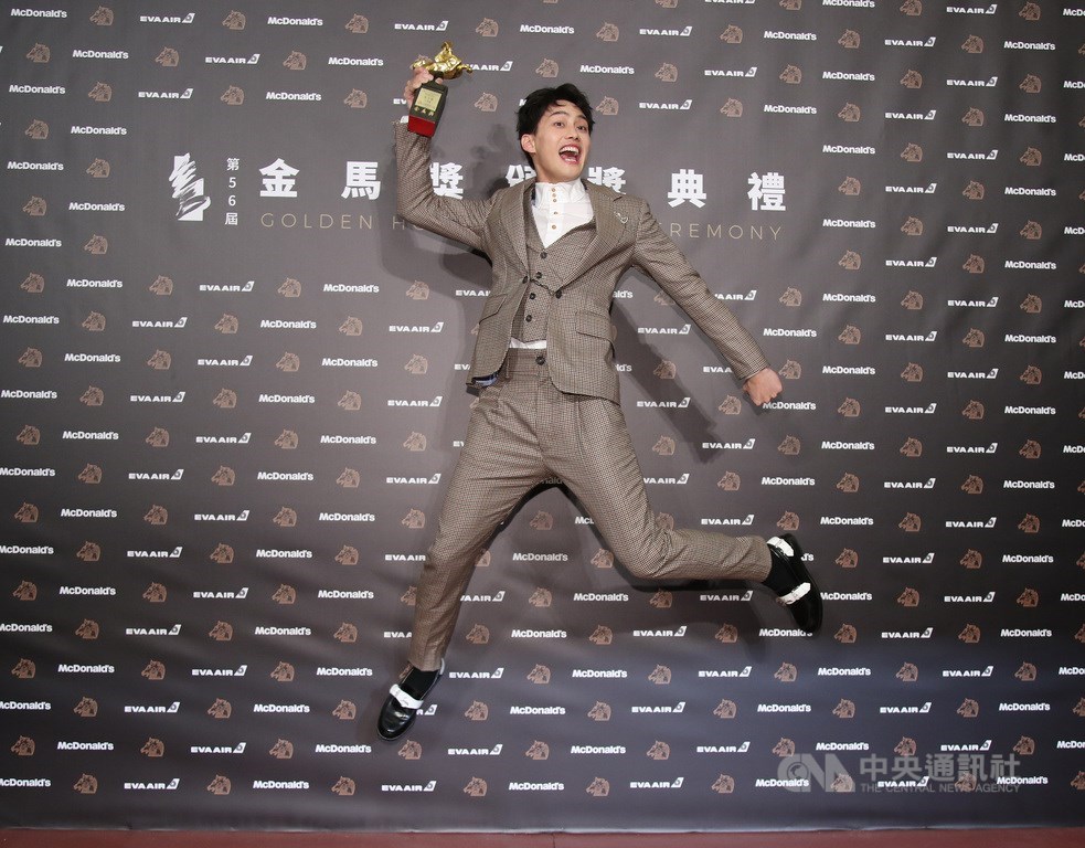 第56屆金馬獎23日晚在台北國父紀念館舉行頒獎典禮,最佳新演員由范少勳以電影「下半場」奪得,他在後台開心跳起來慶祝。中央社記者張新偉攝 108年11月23日