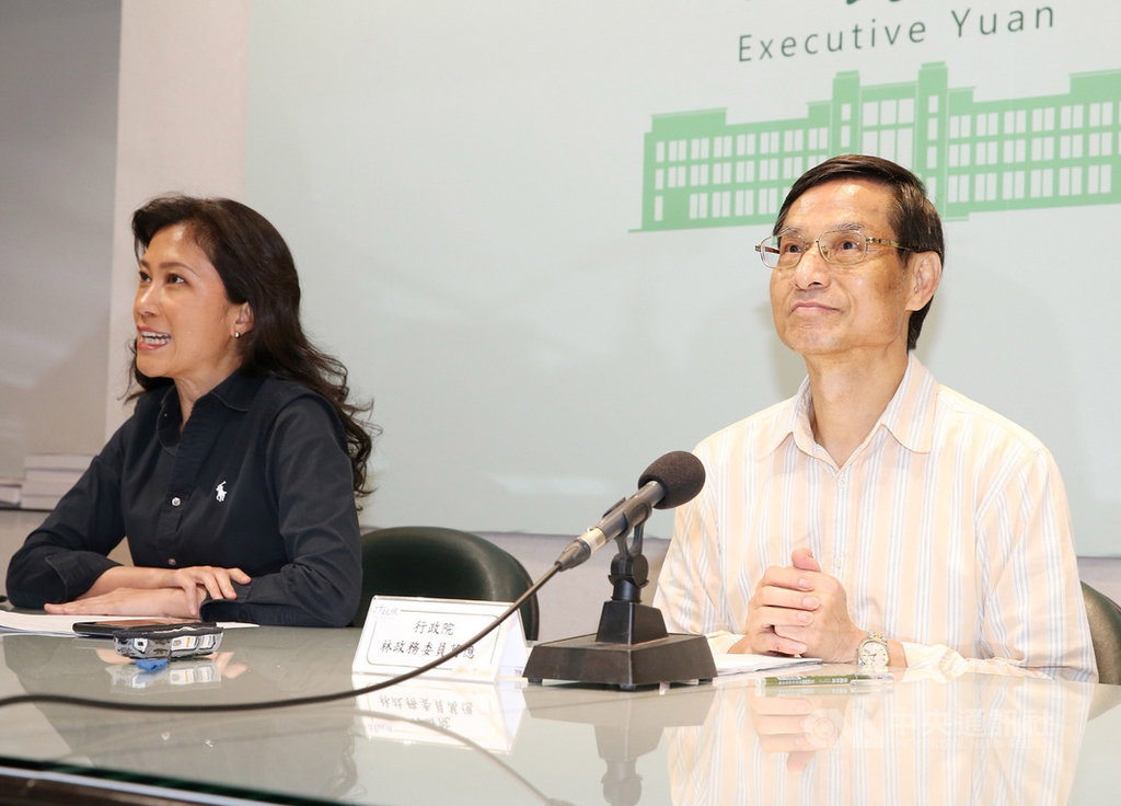 行政院政務委員林萬億(右)、發言人Kolas Yotaka(谷辣斯.尤達卡)(左)25日下午舉行記者會,對於總統蔡英文日前宣布的「0-6歲國家一起養」政策,林萬億說,最快將於2021年起逐步落實。中央社記者郭日曉攝 108年11月25日