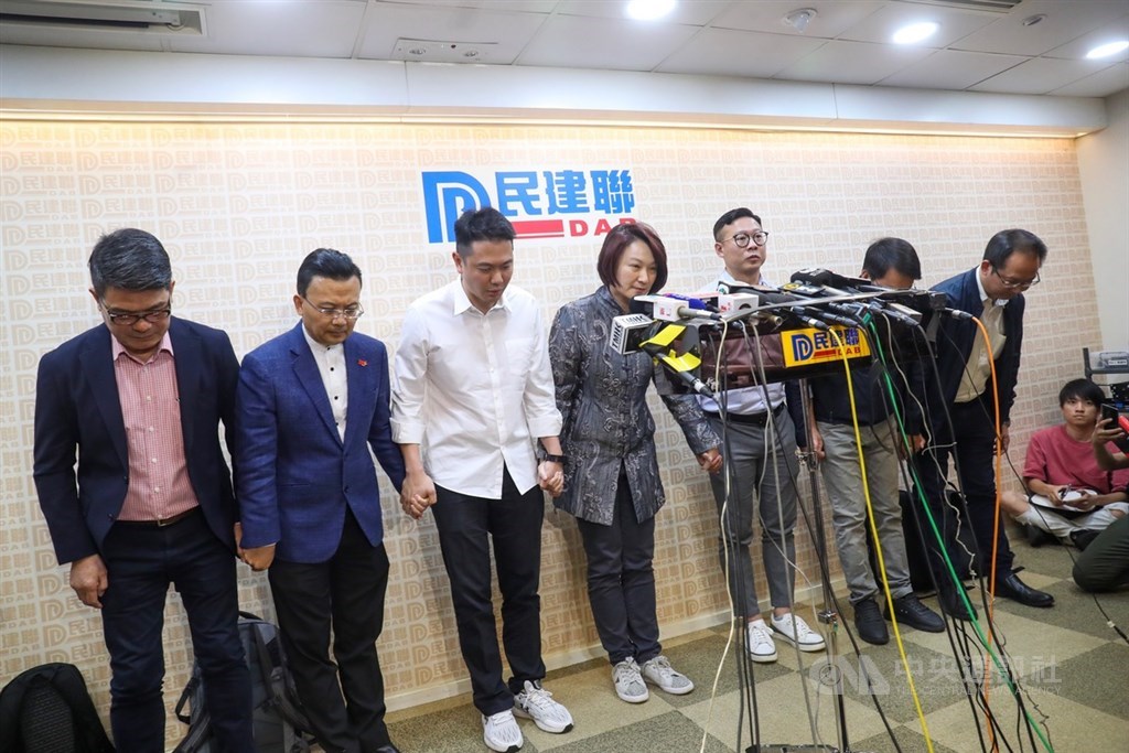 香港泛民主派在地方區議會選舉中大獲全勝,親中建制派則大敗,這種結果等同向中國「投下不信任票」,勢必衝擊港府的正當性和管治威信,甚至動搖「一國兩制」的基礎。民建聯主席李慧琼(中)偕黨員致歉。中央社記者吳家昇攝 108年11月25日