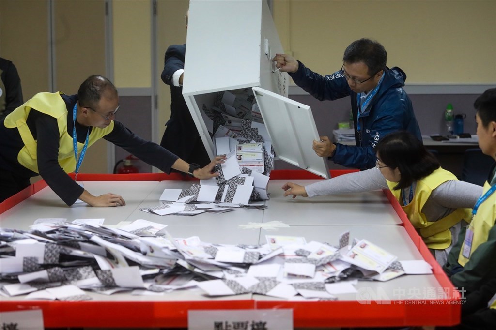 香港近日抗爭情勢逐漸趨緩,24日區議會選舉如期舉行,晚間10時30分結束投票後進行點票作業,灣仔一家投票站工作人員將選票倒入點票檯上。中央社記者吳家昇攝 108年11月25日