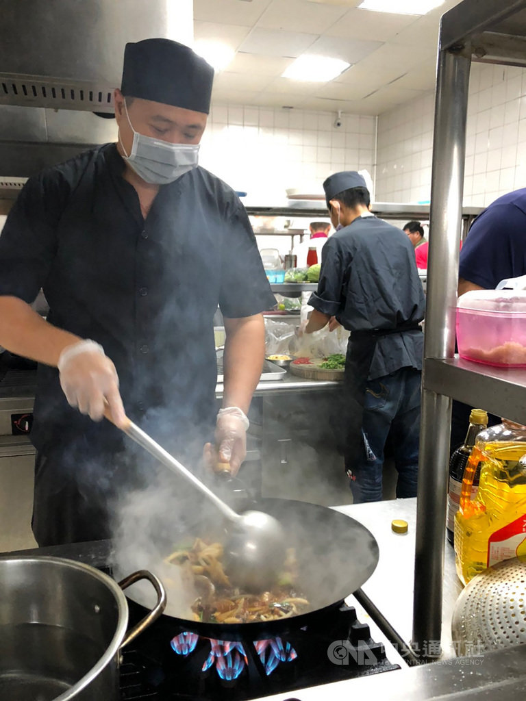 澎湖縣政府「土魠魚宴競賽」篩選當季盛產的土魠魚為主食材,參賽業者使出渾身解數,在150分鐘內完成一桌8道菜的宴席。(澎湖縣政府提供)中央社 108年11月25日