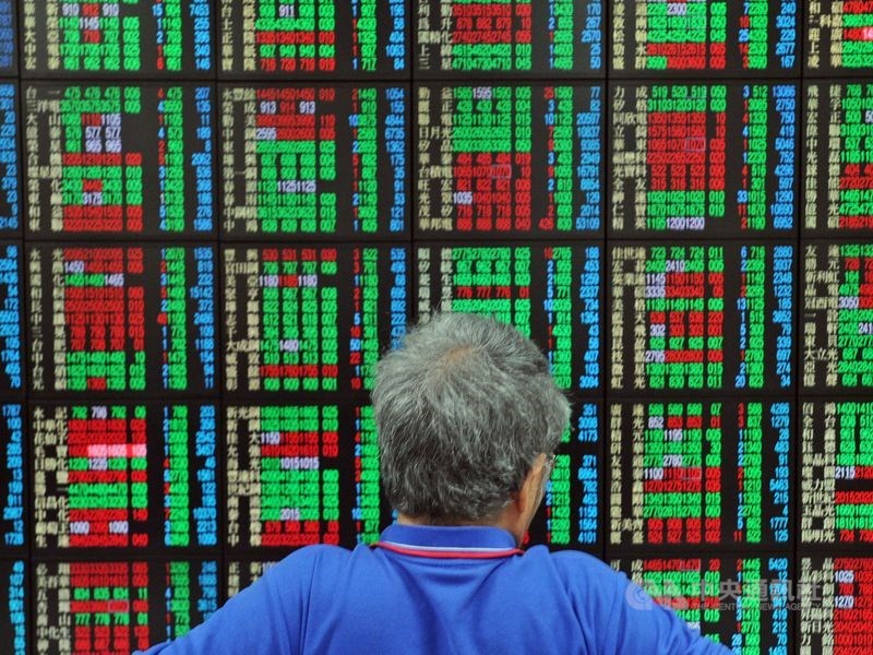 金管會訂定台股上市公司退場機制,將於2020年4月正式上路;證交所董事長許璋瑤25日受訪表示,目前有12檔股票符合條件,將列為觀察名單。(示意圖/中央社檔案照片)