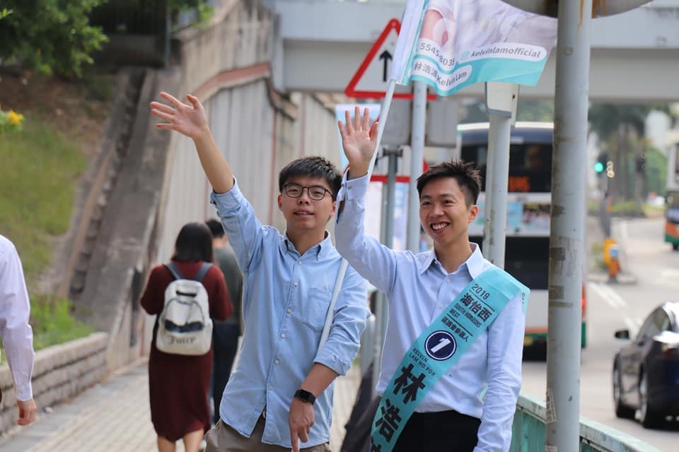 在港島南區海怡西選區,香港眾志支持的候選人林浩波(前右)擊敗建制派新民黨的陳家珮。眾志祕書長黃之鋒(前左)原先報名參選海怡西選區,但因被質疑無法效忠基本法而被取消參選資格。(圖取自facebook.com/kelvinlamhp)
