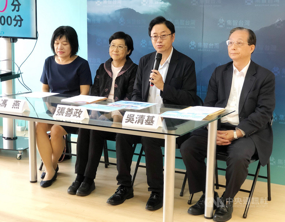 國民黨副總統參選人張善政(右2)25日表示,若國民黨明年總統勝選,生育首胎補助新台幣3萬元,第2胎起補助6萬元,並且不論胎別,每年補助6萬元到滿6歲。中央社記者王承中攝 108年11月25日