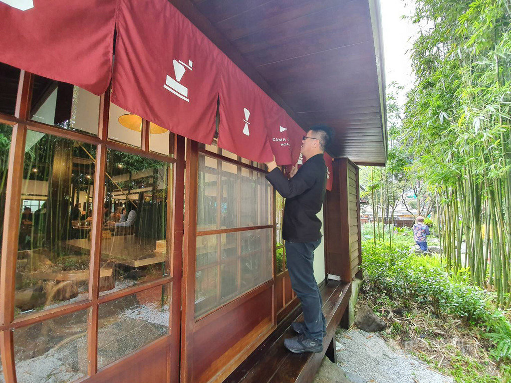 cama董事長何炳霖在占地600坪的旗艦店仔細巡邏,時而調整門簾、時而檢查設備,每個角落的細節都不放過。中央社記者江明晏攝 108年11月26日