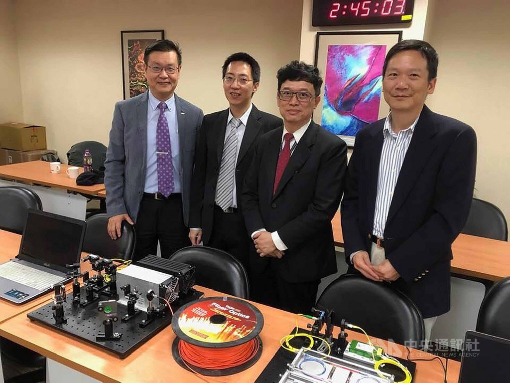 清華大學前瞻量子科技研究中心教授牟中瑜(右1)、副教授褚志崧(左2)率領的團隊,利用組成光的最小粒子,光子,傳輸加密的密碼並成功完成台灣第一次的量子加密通訊測試。中央社記者吳柏緯攝 108年11月26日